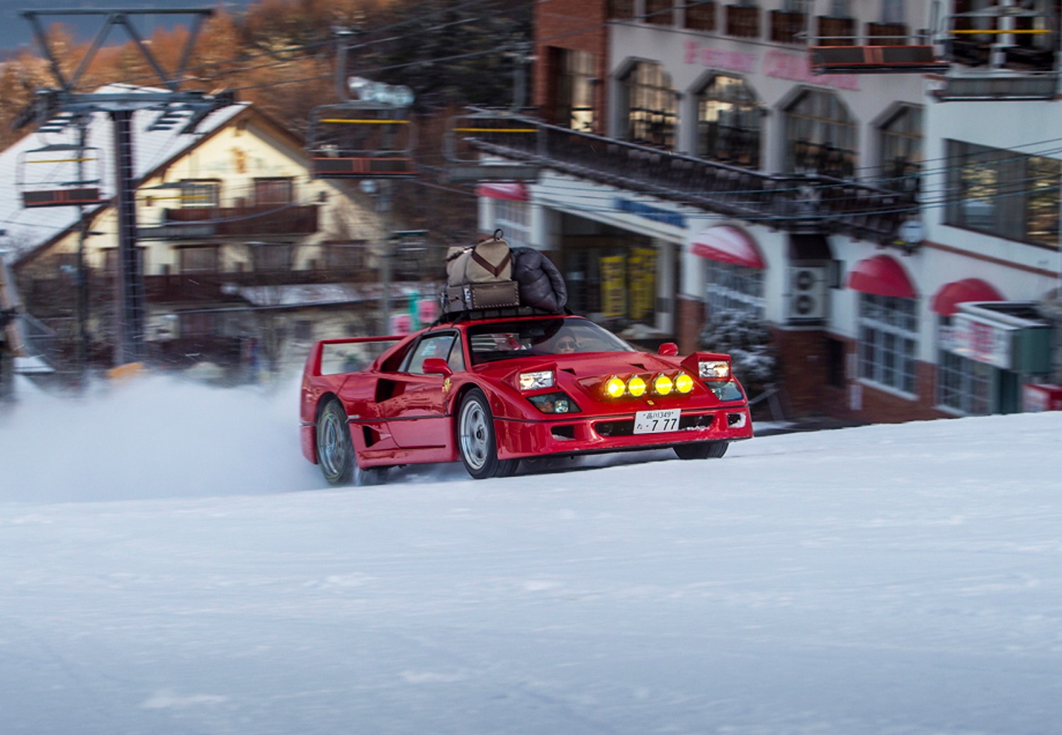 Spelen in de sneeuw met een Ferrari F40