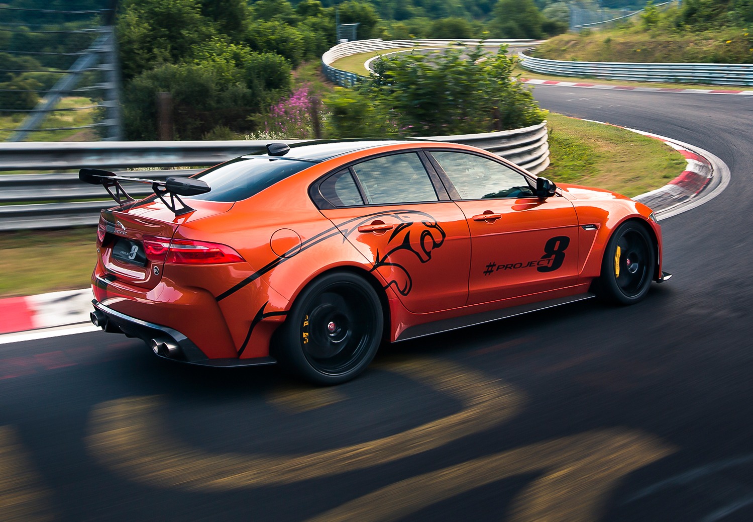 Eindfase Jaguar XE SV Project 8